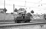 E 69 02 wartet als Rangierlok 2 in Heidelberg Hbf auf den nächsten Einsatz. (26.07.1959) <i>Foto: Helmut Röth</i>