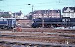 10 002 macht sich in Gießen bereit, den D 183 nach Wilhelmshaven zu übernehmen und trifft dabei auf eine potenzielle Nachfolgerin in Form der Münchener E 10 183. (1966) <i>Foto: Günter Hauthal</i>