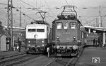 Im Bahnhof Freilassing trifft die gerade einmal vier Monate alte 111 027 vom Bw München Hbf (Abnahme am 22.04.1976) auf 144 509, die bereits 42 Dienstjahre auf dem Buckel hat und um 12.18 Uhr den N 5513 nach Berchtesgaden bringen wird. (08.1976) <i>Foto: Burkhard Wollny</i>