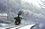 Im Schneetreiben folgt 01 1100 mit Sonderzug E 18641 bei Weigendorf-Oed. (28.12.1985) <i>Foto: Wolfgang Bügel</i>