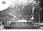 E 94 001 präsentiert sich vor dem eindrucksvollen Alpenpanorama in Garmisch-Partenkirchen. Die laut Anschrift vorgesehene Beheimatung beim Bw Freilassing wurde verworfen, die Zuteilung der fabrikneuen Loks erfolgte zu Gunsten der sogenannten Ostmark für den Einsatz auf der Mittenwaldbahn, am Arlberg und Brenner. E 94 001 erreichte am 22. Mai 1940 das Bw Innsbruck, dem sie ab 20.05.1940 buchmäßig zugeteilt worden war. Am 24. Mai 1940 absolvierte sie ihre Abnahmeprobefahrt von Innsbruck zum Brenner und zurück und stand fortan dem Betrieb zur Verfügung.  (25.05.1940) <i>Foto: RVM-Filmstelle Berlin</i>