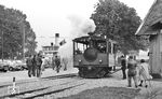 Die 1887 von der Lokomotivenfabrik Krauss in München gebaute Tramway- bzw. Kastenlokomotive mit der Fabrikationsnummer 1813 am Anleger in Prien Stock. (08.1976) <i>Foto: Burkhard Wollny</i>