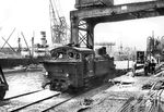 92 718 hilft beim Wiederaufbau zerstörter Kaianlagen im Hamburger Hafen. Hinter der Lok ist ein Schwimmkran beim Be- und Entladen eines Schiffes zugange.  (17.06.1950) <i>Foto: Walter Hollnagel</i>
