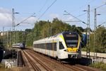 Bei Wuppertal-Sonnborn begegnen sich ET 7.04 der Eurobahn als RE 20075 nach Hamm und NationalExpress-Ersatzzug RB 32441 nach Köln mit TRI 110 469, der ausnahmsweise im S-Bahngleis unterwegs ist.  (18.09.2019) <i>Foto: Wolfgang Bügel</i>