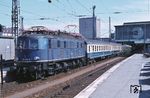 118 036 wartet vor dem D 308 nach Berlin auf die Abfahrt in München Hbf. (22.03.1981) <i>Foto: Prof. Dr. Willi Hager</i>