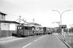 Der Sonderzug kreuzt die Bundesstraße 37 in Edingen. (25.07.1964) <i>Foto: Helmut Röth</i>