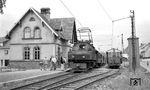 Der Sonderzug mit Lok 2 ist im Bahnhof Langensteinbach an der Bahnstrecke Busenbach–Ittersbach, die heute von der Linie S 11 der Stadtbahn Karlsruhe bedient wird. (01.08.1964) <i>Foto: Helmut Röth</i>