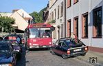 Das leidige Problem mit Falschparkern ist wohl so alt wie das Automobil. Hier hat es einen DB-Bus auf der Linie 34 nach Wieblingen am Karlsplatz in Heidelberg erwischt. (19.09.1986) <i>Foto: Helmut Röth</i>