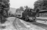Lok IV der Brohltalbahn (Krauss, Baujahr 1927, ex Staatl. Waldbahn Ruhpolding) mit einem beladenen Phonolith-Ganzzug mit Selbstentladeeinrichtung im Bahnhof Brohl/BE. (1961) <i>Foto: Robin Fell</i>