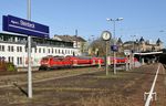 Die aktuell dienstälteste Lok der Baureihe 111 (111 011 aus dem Jahr 1975) mit RE 10416 nach Aachen in Wuppertal-Steinbeck. (29.11.2019) <i>Foto: Wolfgang Bügel</i>