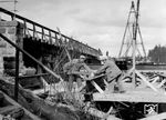 Der Neubau dieser Eisenbahnbrücke ist fast abgeschlossen. Wie immer hielt einer der RVM-Fotografen die wiederaufgebaute Brücke im Bild fest, auch wenn es vielfach nur hieß "Brückenneubau im Osten", um aus Gründen der Geheimhaltung die Örtlichkeiten zu verschleiern. Die Lebenserwartung dieser Brücke, die im Frühjahr 1943 fertiggestellt worden war, dürfte wohl nur wenige Monate betragen haben, dann überrollte die Rote Armee hier die deutschen Besatzer. (1943) <i>Foto: RVM (Korte)</i>