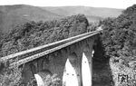 Blick auf das Rauschenloch-Viadukt auf der Steilstrecke Boppard—Buchholz (Hunsrück). Gut zu erkennen ist, das zum Zeitpunkt der Aufnahme diese noch als Zahnradstrecke ausgeführt war. Der Zahnradbahn-Betrieb wurde 1931 eingestellt.  (1930) <i>Foto: DLA Darmstadt (Bellingrodt)</i>