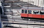 1954 erarbeite der Hamburger Senat ein Verkehrskonzept für die Zukunft der schnell wachsenden Hansestadt. 1951 gab es zwar nur 70.000 Autos in Hamburg, 1965 waren es bereits 415.000. Im gleichen Maße sollte auch das U-Bahn-Netz wachsen, das seine Länge auf bis zu 100 Kilometer verdoppeln sollte. Das neue Verkehrskonzept beinhaltete den Bau der U-Bahn-Linie U1 vom Jungfernstieg über Meßberg, Hauptbahnhof, Wandsbek Markt bis nach Wandsbek-Gartenstadt, die ab 1955 konkret geplant wurde. Die Strecke schloss wichtige Wohnquartiere wie Eilbek und Dulsberg an die U-Bahn an. Als schnelle Direktverbindung in die Innenstadt erfüllte die Linie in Wandsbek Markt zudem eine wichtige Brückenfunktion in Hamburgs Osten. Hier passiert ein T-Wagen die Baustelle an der Lübecker Straße. (06.1960) <i>Foto: Uwe Jens Jansen</i>