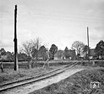 Vom Bahnhof Lathen aus führte ein Anschlussgleis zum Emshafen. Dazu war es zunächst ein Stück parallel zur zweigleisigen Regelspurstrecke Rheine – Emden nach Norden trassiert. Dann führte das Schmalspurgleis in einem 90-Grad-Bogen in Richtung Hafen, wobei es die DB-Strecke im rechten Winkel kreuzte. (05.1951) <i>Foto: Gerd Wolff</i>