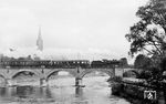 38 2182 vom Bw Kempten (Allgäu) mit P 907 auf der Donaubrücke in Ulm. Auch sie kam Anfang 1942 in den Osten und verblieb nach 1945 bei der PKP. Dort lief sie als Ok1-360 noch bis 1975. (12.09.1938) <i>Foto: RVM-Filmstelle Berlin (Bellingrodt)</i>