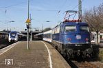 TRI 110 428 steht im östlichen Wendebahnhof Wuppertal-Oberbarmen für die Rückfahrt nach Köln bereit. Links überholt der RE 32533 (NX 359) nach Krefeld. (17.03.2020) <i>Foto: Wolfgang Bügel</i>