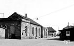 Die Reste des alten Empfangsgebäudes in Alzey. Der Bau des neuen Gebäudes erfolgte in mehreren Etappen zwischen 1954 und 1961. (1952) <i>Foto: BD Mainz, Slg. W. Löckel</i>