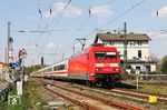 101 066 rauscht mit IC 2027 (Hamburg-Altona - Regensburg) durch den Bahnhof Leichlingen. Da der Zug 20 Minuten Verspätung hatte, setzte der Lokführer offenkundig alles daran, diese zu minimieren. Gefühlt ist hier noch nie so schnell ein Zug durchgefahren. (08.04.2020) <i>Foto: Joachim Bügel</i>