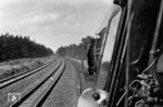 In langsamer Fahrt geht es durch das Überholungsgleis in Hohenleipisch. (1975) <i>Foto: Rolf Serfert</i>