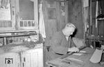 So wurde noch 1957 im Bww Ludwigshafen gearbeitet. Als Notbehelf diente auch schon mal ein alter Küchenschrank. (06.02.1957) <i>Foto: BD Mainz, Slg. W. Löckel</i>