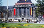 Das Eingangsportal des Leipziger Hauptbahnhofs (Osthalle), das sich anlässlich des bevorstehenden Maifeiertags festlich geschmückt zeigt. Von gleicher Stelle entstand ein Foto des geschmückten Bahnhofs zu den Olympischen Spiele von 1936 (vgl. Bild-Nr. 14473). (30.04.1980) <i>Foto: Dr. Uwe Knoblauch</i>