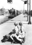 Bahnsteigszene in Hamburg-Altona mit 03 073 und zwei reisefreudigen Geschwistern. (06.07.1952) <i>Foto: Walter Hollnagel</i>