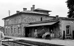 Auch das ursprüngliche Empfangsgebäude des Bahnhofs Hassloch/Pfalz an der Bahnstrecke Mannheim – Saarbrücken war im Zweiten Weltkrieg in Mitleidenschaft gezogen worden und wurde 1961 durch ein neues ersetzt. (1955) <i>Foto: BD Mainz, Slg. W. Löckel</i>