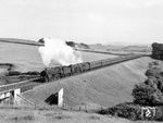 Die British Railways Standard class 5MT 4-6-0 No. 73002 leistet der ex Southern Railway "Merchant Navy" class Pacific No. 35013 "Blue Funnel" Vorspann auf der Strecke Weymouth - Waterloo bei Upwey in Dorset. (07.1966) <i>Foto: A.E. Durrant</i>