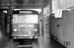 Ein DB-Bus von Krauss-Maffei/Deutz in der Waschanlage des Kbw Neustadt/Weinstraße.  (1959) <i>Foto: BD Mainz, Slg. W. Löckel</i>