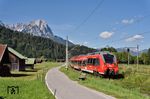 442 207 als RB 5511 von Reutte/Tirol nach München Hbf bei Garmisch-Partenkirchen. Rechts verläuft die Strecke der Zugspitzbahn. (20.07.2020) <i>Foto: Zeno Pillmann</i>