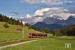 Vor der Kulisse des Karwendels bei Klais ist 442 712 als RE 4878 auf der Fahrt von Mittenwald nach München. (19.07.2020) <i>Foto: Zeno Pillmann</i>