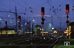 Das abendliche Gleisvorfeld des Nürnberger Hauptbahnhofs mit einer 103. (17.12.1983) <i>Foto: A. Wagner</i>