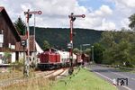 212 089 mit DLr 30134 aus Hammelburg in Gräfendorf. Die Zuglenkung der Saaletalbahn Gemünden – Ebenshausen und die Bedienung der vier Bahnübergänge (km 12,4, km 27,6, km 31,8 und km 35,1) wird nach dem Umbau ab dem 20. September 2021 vom bestehenden ESTW-Z in Bad Neustadt (Saale) aus erfolgen. Dafür werden in Gräfendorf (km 12,1), Hammelburg (km 27,5) und Elfershausen-Trimberg (km 35,2) drei Modulgebäude für das Elektronische Stellwerk errichtet. Dann wird auch diese Fotostelle nicht mehr wiederzuerkennen sein. (29.08.2020) <i>Foto: Zeno Pillmann</i>