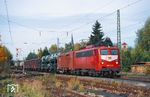 140 003 (Bw München 1) fährt mit einem Güterzug durch Großkarolinenfeld auf der Bahnstrecke München - Rosenheim. (22.10.1998) <i>Foto: Thomas Konz</i>
