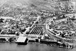 Noch ein Blick von der Rheinseite auf den alten Ludwigshafener Hauptbahnhof mit der Ausfädelung nach Mainz, Kaiserslautern und Mannheim und dem Areal des Rangierbahnhofs in Mundenheim mit dem Doppellokschuppen des Bw Ludwigshafen. (1956) <i>Foto: BD Mainz, Slg. W. Löckel</i>