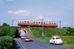Der Esslinger Triebwagen VT 21 der Teutoburger Wald-Eisenbahn half dreimal bei der KN aus, bis er im Juni 1974 bei einer Kollision an einem Bahnübergang einen Totalschaden erlitt und ein Jahr später in Naumburg verschrottet wurde. Hier überquert er den Helleböhnweg zwischen Niederzwehren und Wilhelmshöhe.  (06.1969) <i>Foto: Günter Hauthal</i>