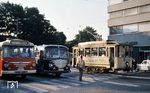 Tw 37 nach Oberwerth mit der motorisierten Konkurrenz, die einen Tag später nach 87 Jahren Einsatzjahren der Straßenbahn diese endgültig in Koblenz verdrängte. (18.07.1967) <i>Foto: Josef Mettler</i>