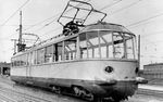 1935 wurden die als "Gläserner Zug" bekannten Aussichtstriebwagen elT 1998 und 1999 bei der Waggonfabrik Fuchs in Heidelberg (mechanischer Teil) und AEG (elektrischer Teil) gebaut. Sie waren ab ihrer Auslieferung im Bahnbetriebswerk München Hbf beheimatet. Die Unterhaltung oblag den Reichsbahnausbesserungswerken Neuaubing (mechanischer Teil) und München-Freimann (elektrischer Teil). Die Reichsbahn zeichnete die beiden Fahrzeuge 1941 in ET 91 01 und 02 um. Der ET 91 02 brannte bei einem Bombenangriff im Bw München Hbf vollständig aus und wurde am 09.07.1943 ausgemustert. Hingegen blieb ET 91 01 unversehrt, er war vorsorglich im Lokschuppen des Bahnhofs Bichl hinterstellt worden. Ab 1949 stand er dem Bw München Hbf wieder zu Sonderfahrten zur Verfügung. Das Foto zeigt den nagelneuen elT 1998 im Bw München Hbf während der Abnahmefahrten. Nur er besaß an den beiden mittleren Frontscheiben oben eingebaute Lüftungsklappen.  (02.1936) <i>Foto: DLA Darmstadt (Maey)</i>