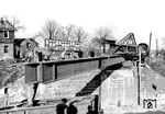 Die von Deutschen Truppen am Ende des Zweiten Weltkriegs gesprengte Eisenbahnbrücke über die Berliner Straße in Köln-Dünnwald wird wieder aufgebaut. (15.01.1946) <i>Foto: RBD Wuppertal (Eckler)</i>
