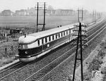SVT 877 a/b vom Bw Berlin Lerhter Bf (späterer VT 04 000) als FDt 1 nach Berlin bei Hamburg-Billwerder. Als Zeichen seiner Exklusivität war er damals wie die Wagen des „Rheingold-Zuges“ cremefarben und violett lackiert. Ab 15. Mai 1933 verkehrte der Triebzug planmäßig zwischen Berlin Lehrter Bahnhof und Altona Hauptbahnhof. Für die 286 km lange Strecke benötigte er 138 Minuten, eine Zeit, die erst 64 Jahre später, im Juni 1997 von einem ICE-Zug der Deutschen Bahn mit 132 Minuten unterboten wurde.  (1933) <i>Foto: RVM</i>