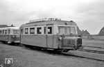 T 22 (Wismar, Baujahr 1937) und T 25 (Wismar, Baujahr 1935) der SVG vor dem BDEF-Sonderzug im Bahnhof List auf Sylt. (13.05.1961) <i>Foto: Helmut Röth</i>