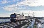 Mit einem Containerzug nach China sind 243 650 und 243 864 der DeltaRail GmbH Frankfurt/Oder nahe Jesewitz bei Leipzig unterwegs. (27.01.2021) <i>Foto: Ralf Opalka</i>