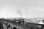 58 203, eine bad. G 12, überquert mit einem Güterzug das Neißeviadukt bei Görlitz. Die Lok kam im Zweiten Weltkrieg nach Bulgarien und lief dort bis 4. März 1944. Nach 1945 verblieb sie in Polen als Ty 1-3 und wurde erst 1970 ausgemustert. (1936) <i>Foto: RVM</i>