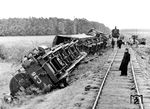 Eine sowjetische 1'C1'-Breitspurlok (C.36) wurde nach einem Partisanenanschlag seitlich vom Bahndamm gekippt. Das Gleis wird zum Umfahren der Unfallstelle umverlegt. (1943) <i>Foto: RVM (Schuster)</i>