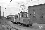 Arbeitswagen 1902 schleppt den Beiwagen 516 im Betriebshof Möhlstraße in Mannheim. (22.07.1962) <i>Foto: Helmut Röth</i>