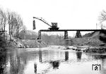Behelfsmäßiger Wiederaufbau der durch die Deutsche Wehrmacht in den letzten Kriegstagen gesprengten Wupperbrücke auf der Güterzugstrecke Wedau - Gremberg bei Opladen (12.01.1946) <i>Foto: RBD Wuppertal (Eckler)</i>