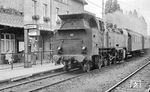 KBE Lok 85 (Krupp, Baujahr 1940) mit einem Personenzug nach Brühl Mitte in Wesseling. Seit der Streckeneröffnung im Jahr 1900 bis 1981 gab es auf der Verbindung zwischen Wesseling und Brühl Personenverkehr. Heute verkehren hier nur noch Güterzüge.  (1954) <i>Foto: Robin Fell</i>