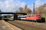 111 056 schiebt den NX-Ersatzzug RB 32517 nach Bonn durch Wuppertal-Sonnborn. Am Bahnsteig steht 429 009 als S 9 nach Recklinghausen. (11.03.2021) <i>Foto: Wolfgang Bügel</i>