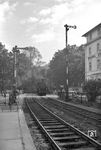 Eine P 8 fährt mit einem Personenzug aus Heilbronn über den Bü an der Rohrbacher Straße nach Heidelberg Hbf ein. Das Hotel Schrieder (rechts) geht bis auf das Jahr 1838 zurück, existierte hier also schon vor dem Bahnbau. (14.09.1952) <i>Foto: Walter Hollnagel</i>
