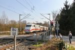 401 077 als ICE 928 (Passau - Hamburg-Altona) und einigen Nachwuchs-Eisenbahnfans am Bü Wilzhauser Weg in Solingen-Ohligs. (24.03.2021) <i>Foto: Joachim Bügel</i>